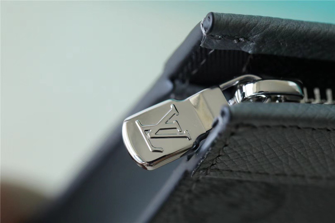 Pochette Voyage MM Monogram Gray For Men 10.6in/27cm M30840