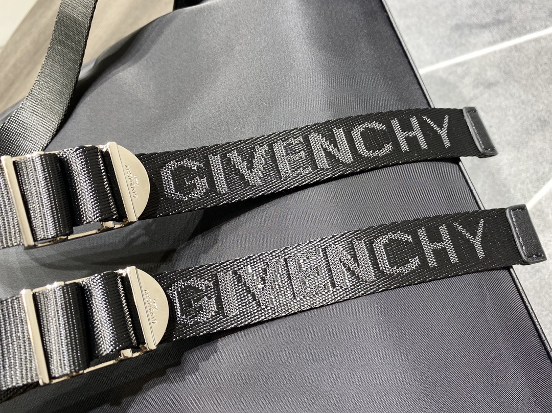 Givenchy Essentiel U Backpack Black For Women‎ 16.9in/43cm BK508HK17N-001