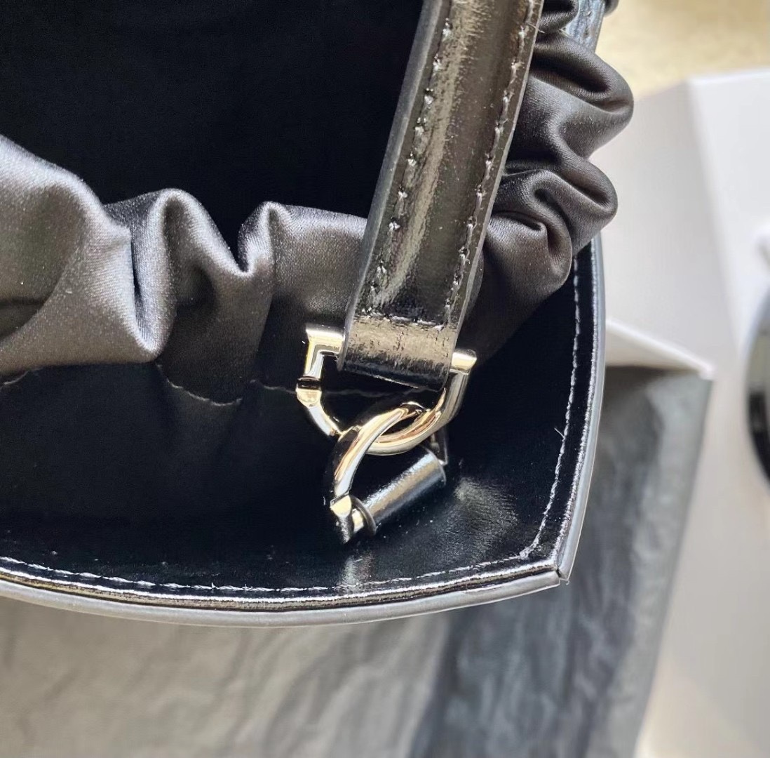 Givenchy Mini Cut Out Bucket Bag Black/White For Women‎ 6.3in/16cm BB50NRB1GV 001