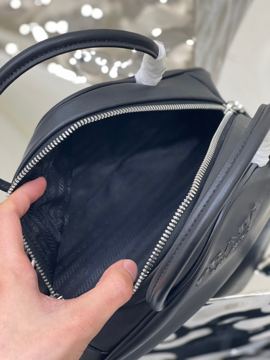 Pra*a Triangle Bag White/Black For Women 9.8 in / 25 cm 1BB082_2BYA_F0009_V_NEO