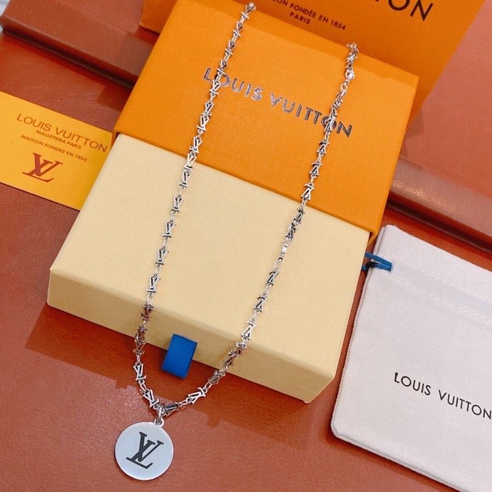L0vis Vvtt0n LV Letter Necklace Silver For Women
