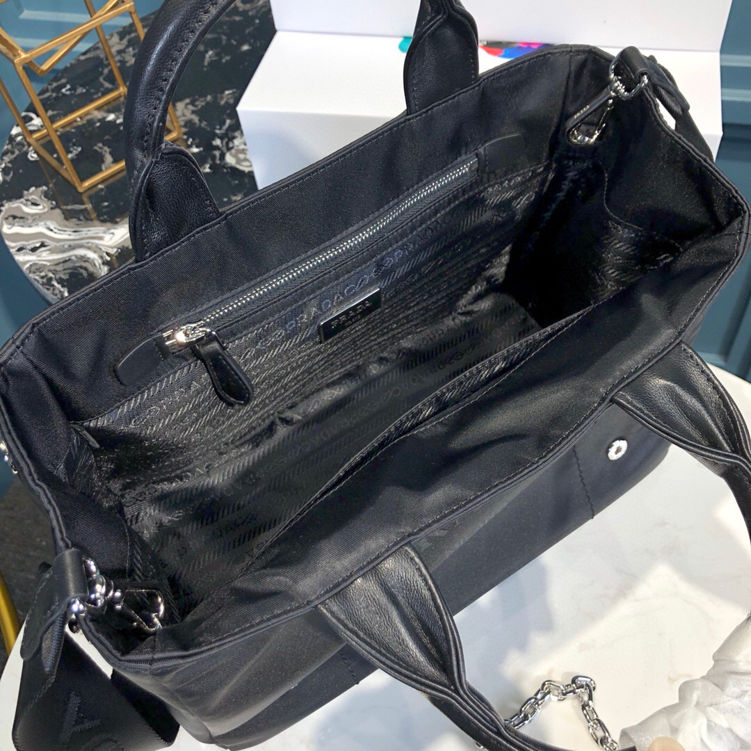 Pra*a Zip Pocket Chain Tote Bag Tessuto In Black For Women 11in/ 28cm