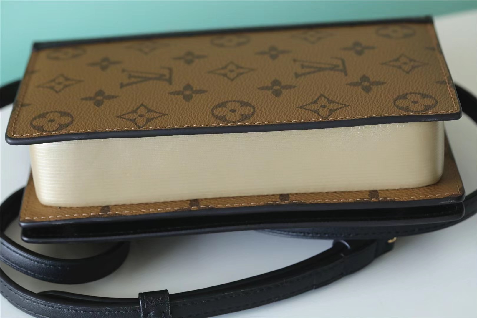 L0vis Vvtt0n LV Book Chain Wallet Brown For Women 7.9 in/ 20cm M81830