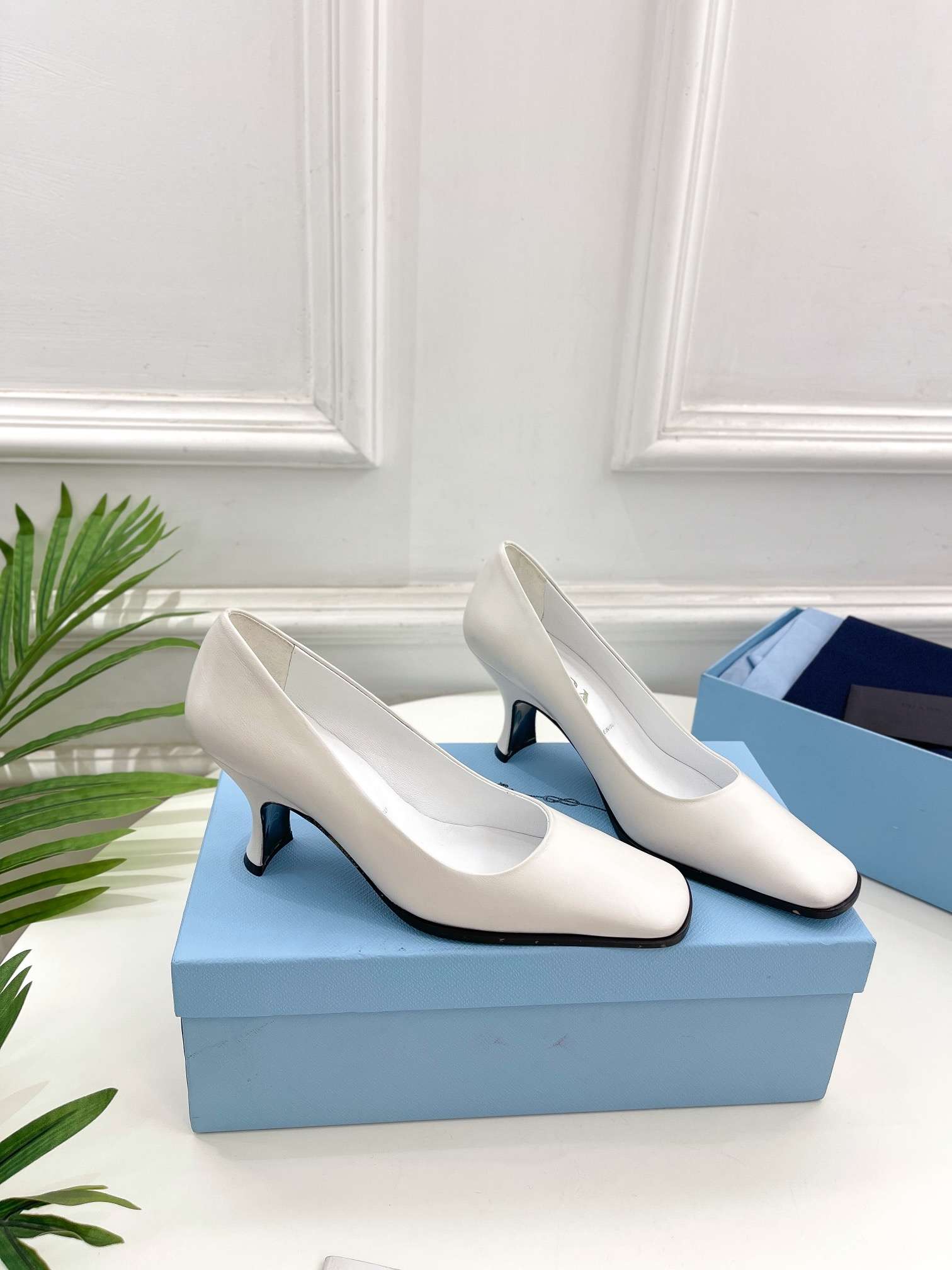 Pra*a Brushed Pumps White For Women