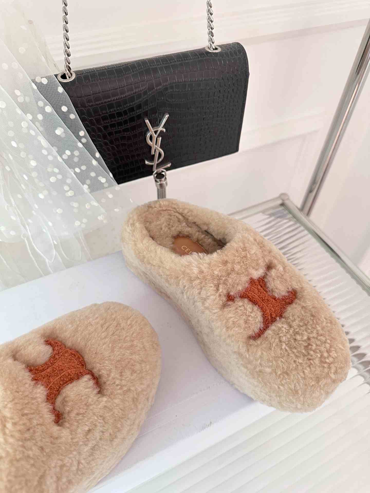 Ce1i*e Ce1i*e Fur Mule In Shearling Beige For Women 352433781C.01CR