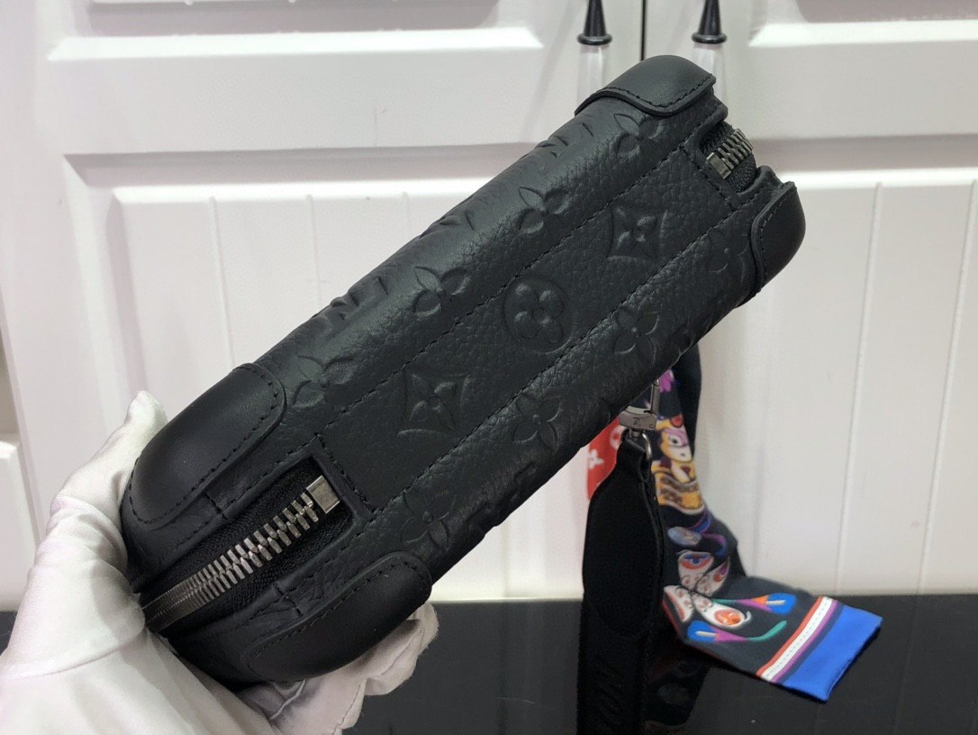 L0vis Vvtt0n Horizon Clutch Black 21cm/ 8.3 in