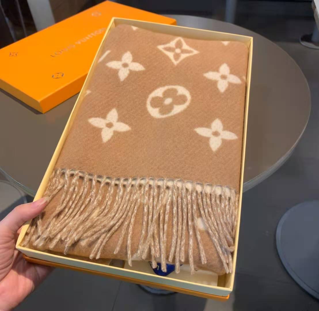 L0vis Vvtt0n LV Essential Scarf Brown For Women M77728