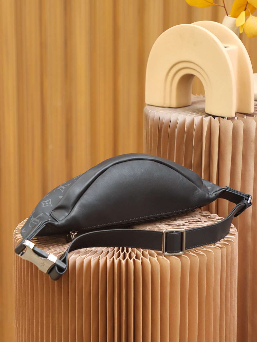 L0vis Vvtt0n Discovery Bumbag Black For Men 47cm / 18.5in M44336