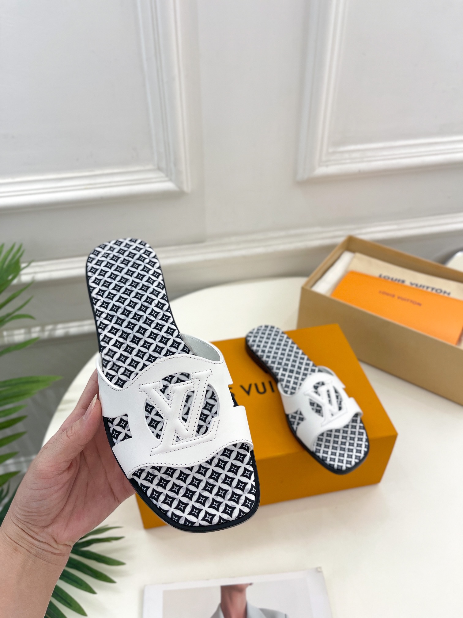 L0vis Vvtt0n Isola Flat Mule LV White For Women