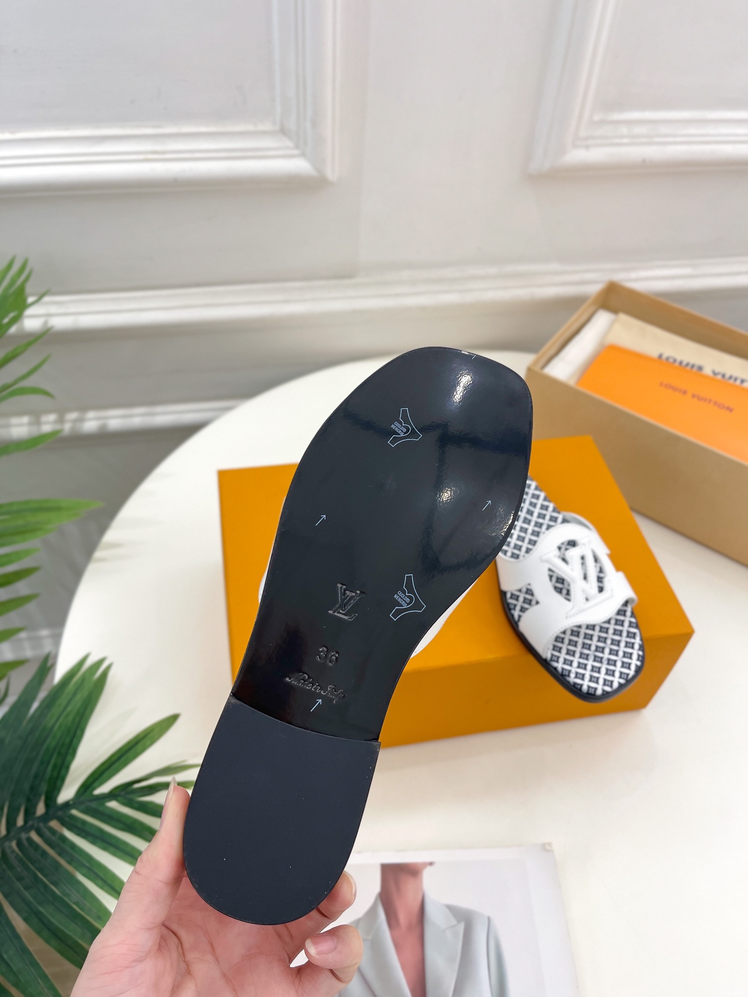 L0vis Vvtt0n Isola Flat Mule LV White For Women