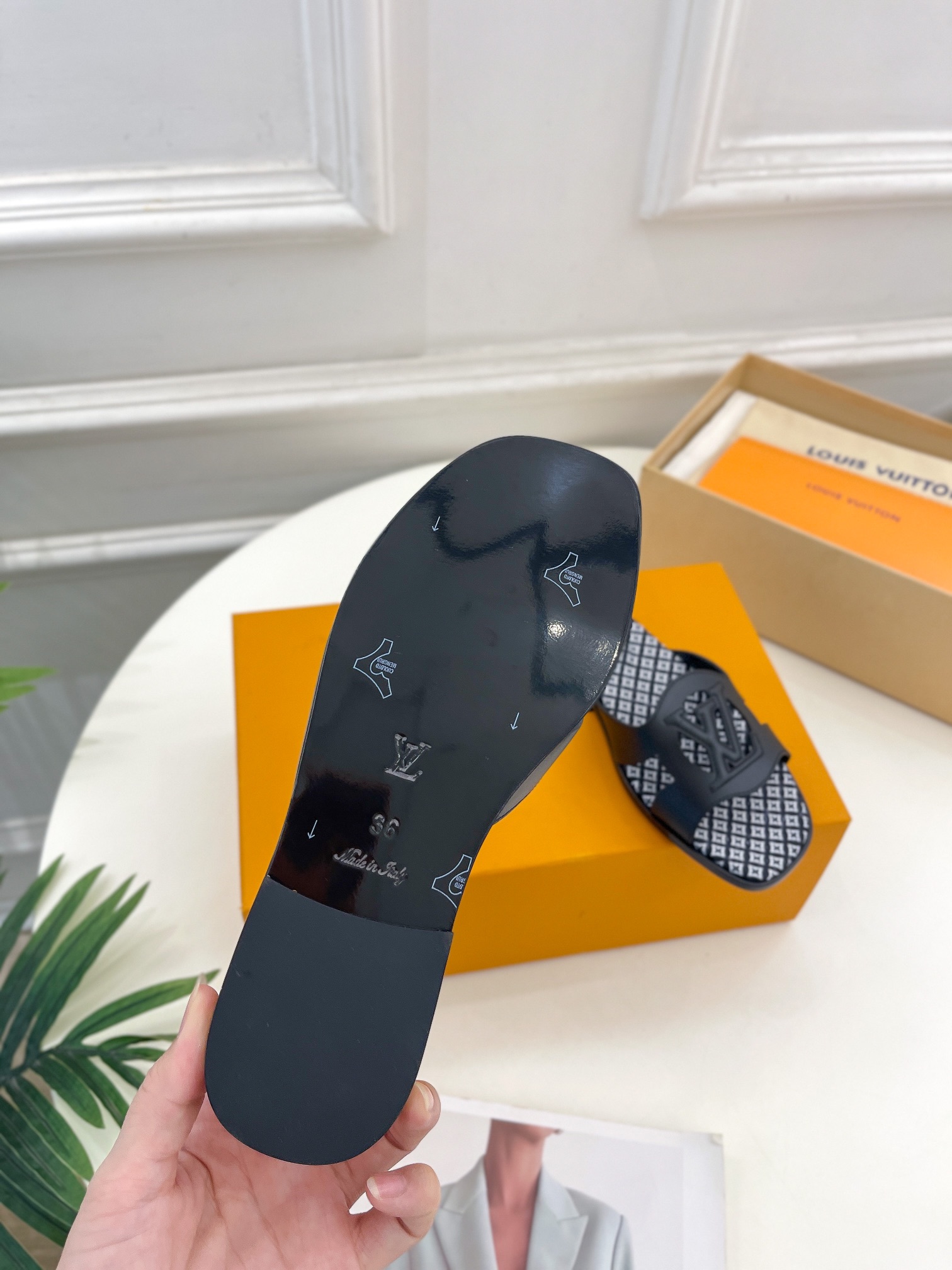 L0vis Vvtt0n Isola Flat Mule LV Black For Women