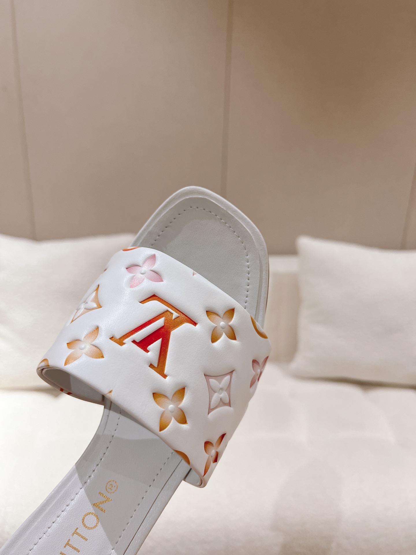 L0vis Vvtt0n Revival Mule White For Women