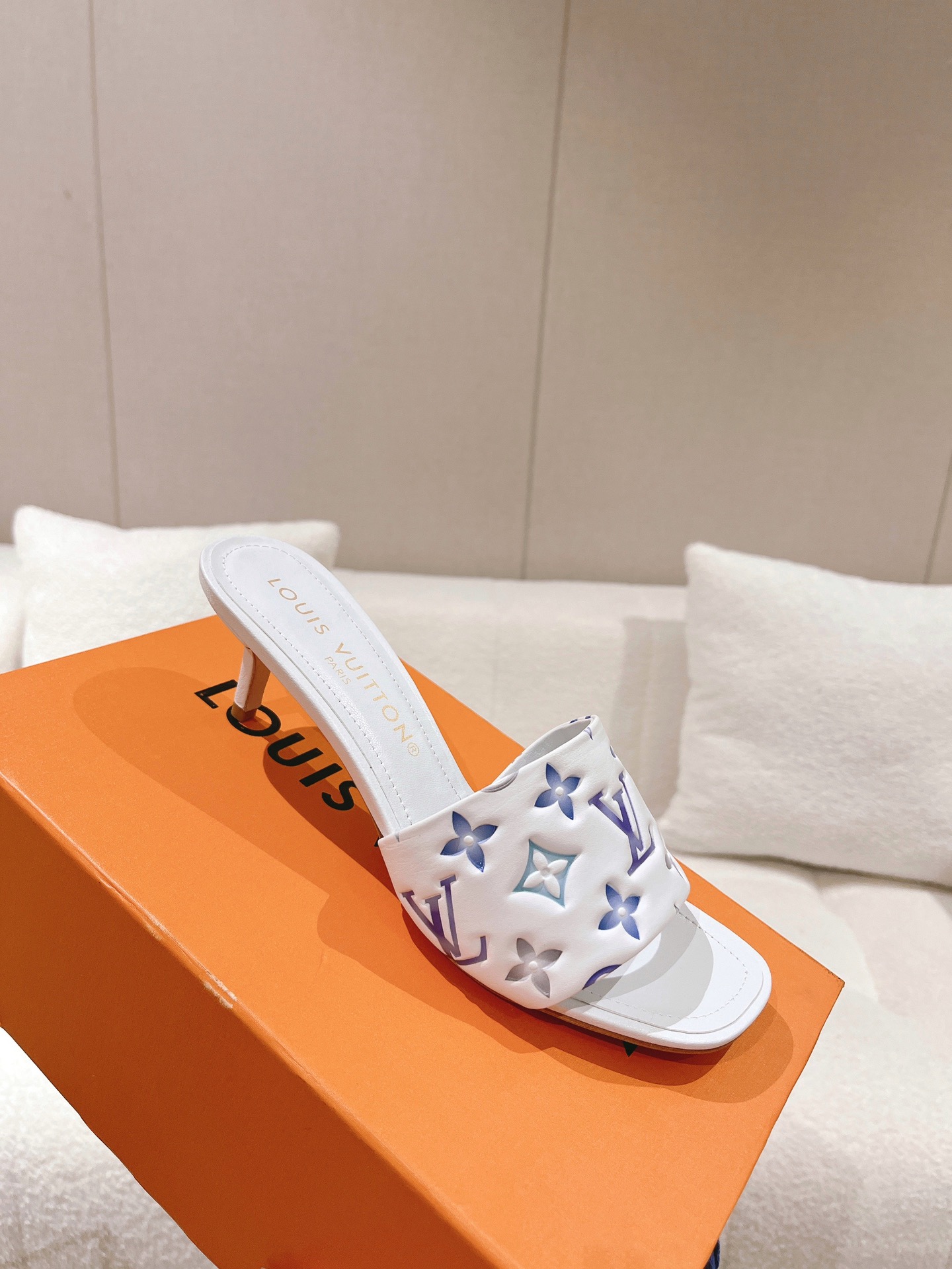 L0vis Vvtt0n Revival Mule White For Women