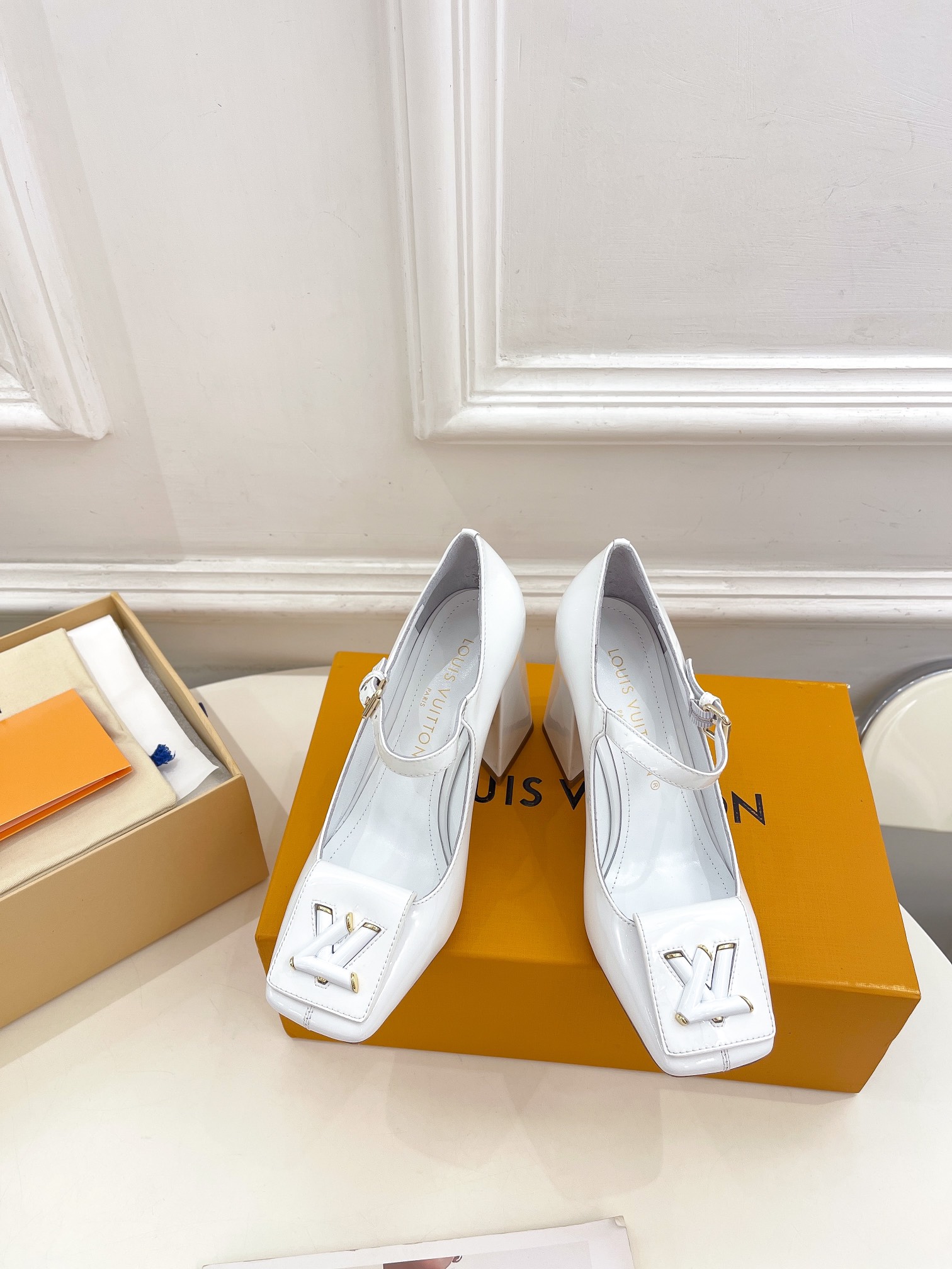 L0vis Vvtt0n Shake Pump White For Women 8.5 cm / 3.3-inch