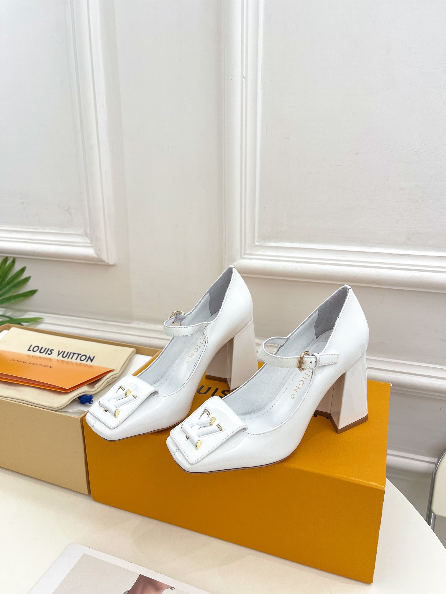 L0vis Vvtt0n Shake Pump White For Women 8.5 cm / 3.3-inch