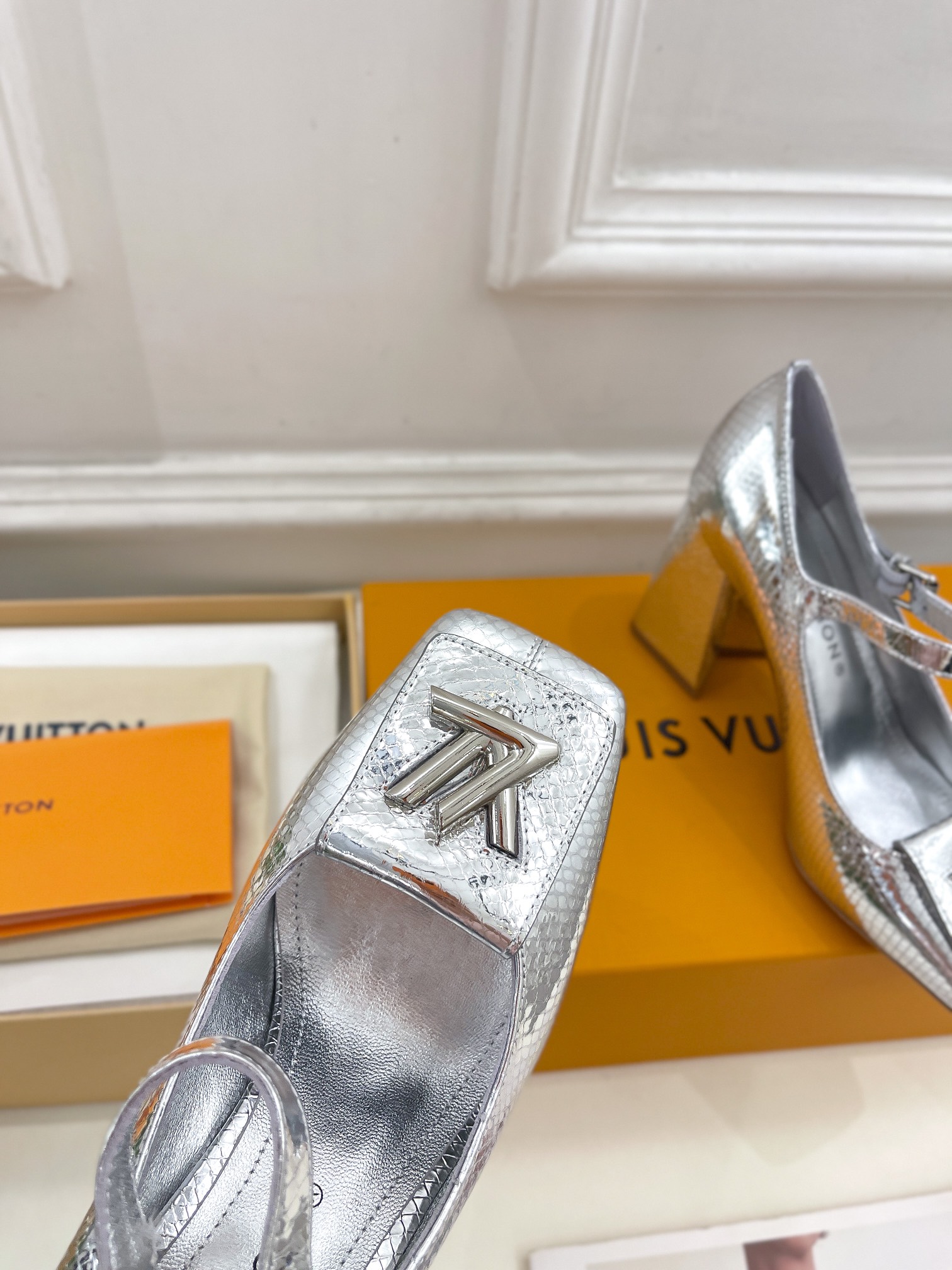 L0vis Vvtt0n Shake Pump Silver For Women 8.5 cm / 3.3-inch