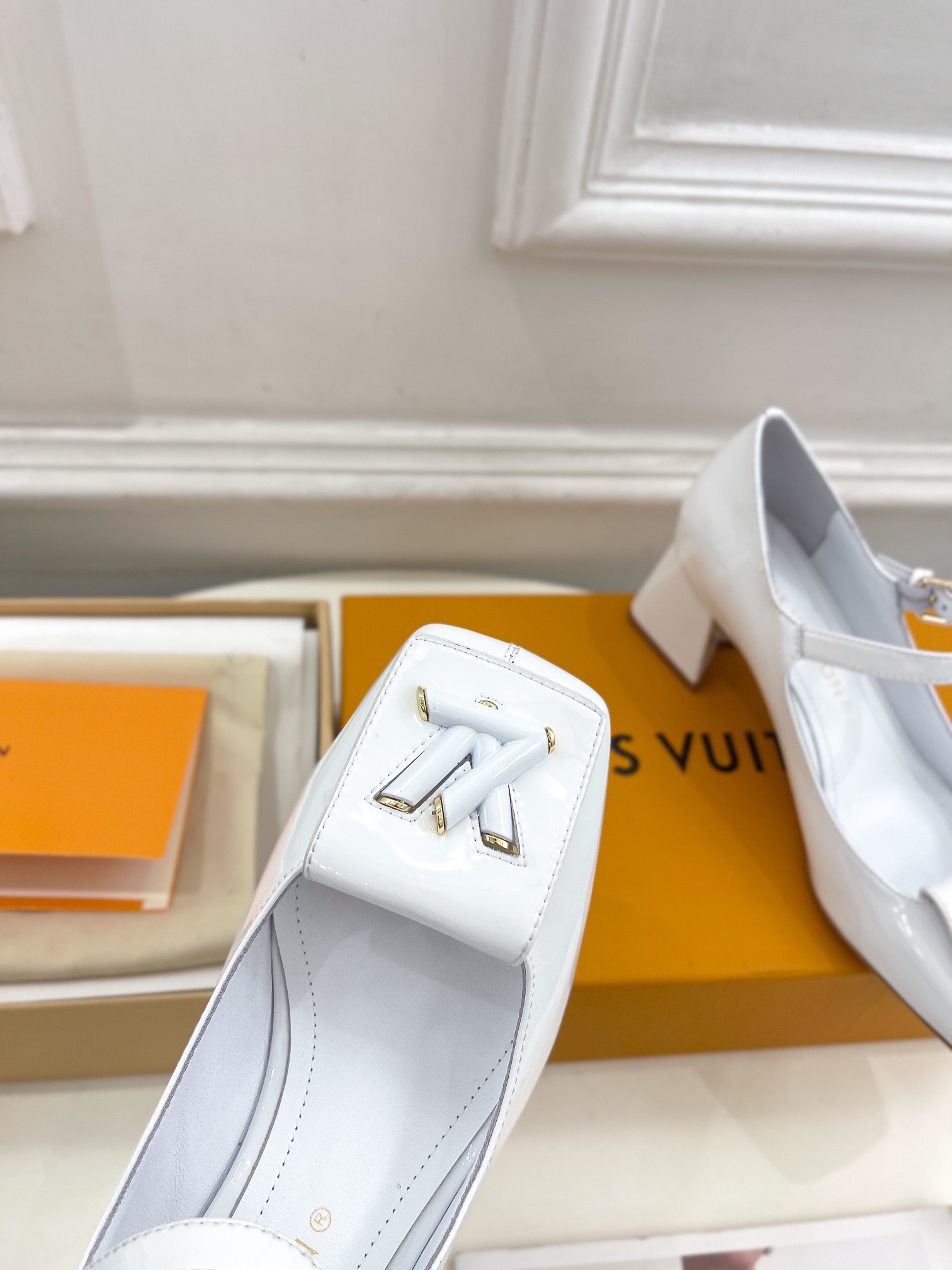 L0vis Vvtt0n Shake Pump White For Women 5.5 cm / 2.2-inch