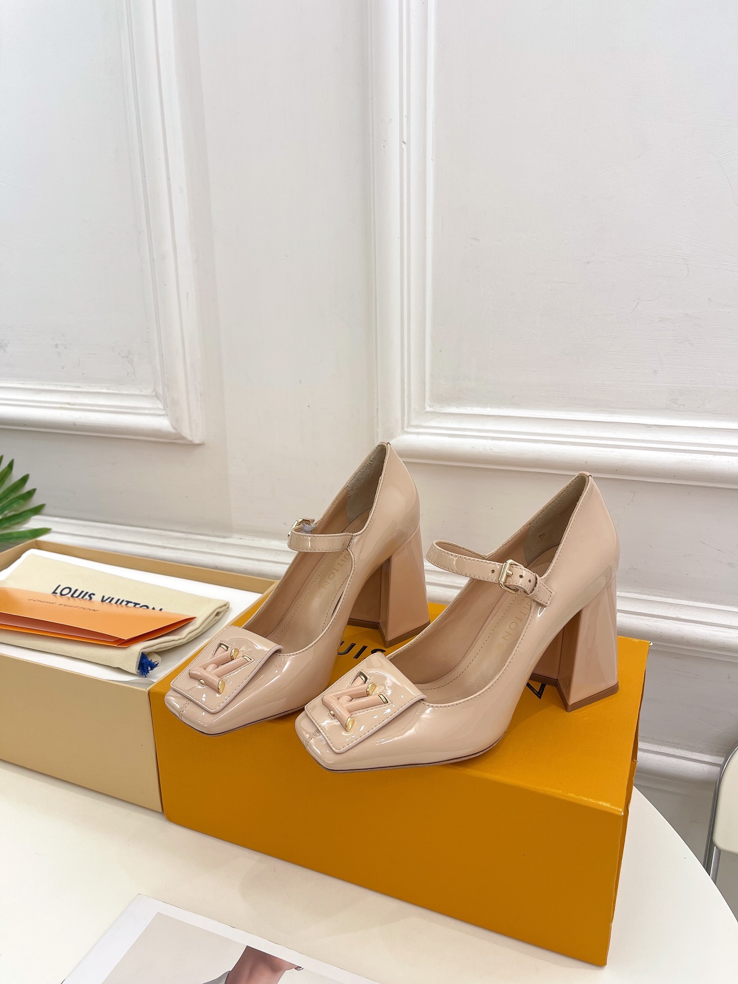 L0vis Vvtt0n Shake Pump Pink For Women 8.5 cm / 3.3-inch