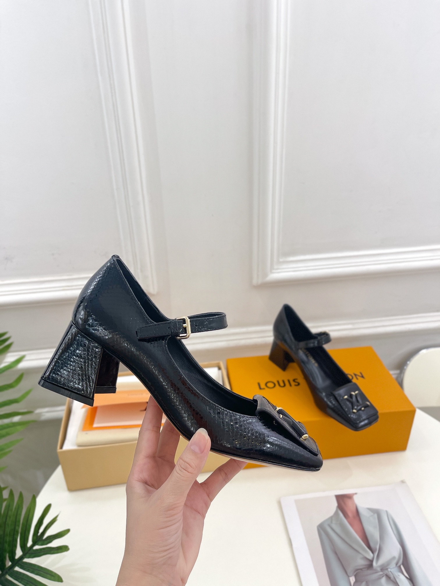 L0vis Vvtt0n Shake Pump Black For Women 5.5 cm / 2.2-inch