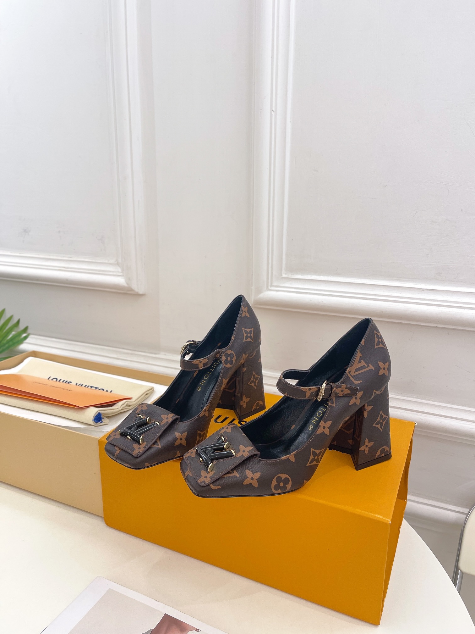 L0vis Vvtt0n Shake Pump Brown For Women 8.5 cm / 3.3-inch