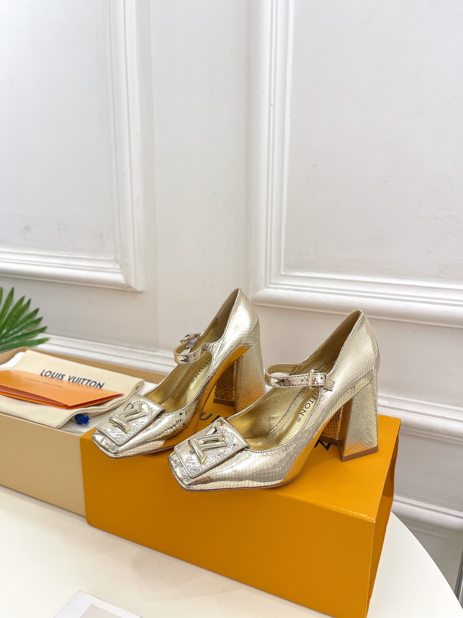 L0vis Vvtt0n Shake Pump Gold For Women 8.5 cm / 3.3-inch