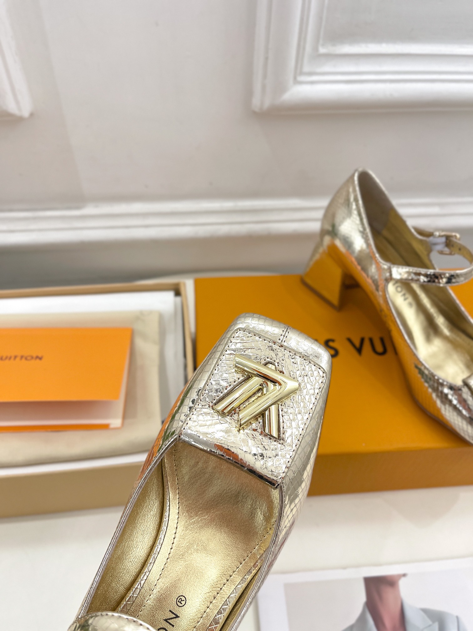 L0vis Vvtt0n Shake Pump Gold For Women 5.5 cm / 2.2-inch