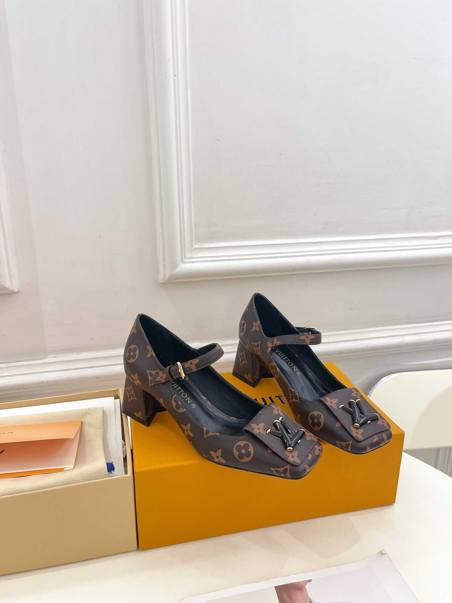 L0vis Vvtt0n Shake Pump Brown For Women 5.5 cm / 2.2-inch