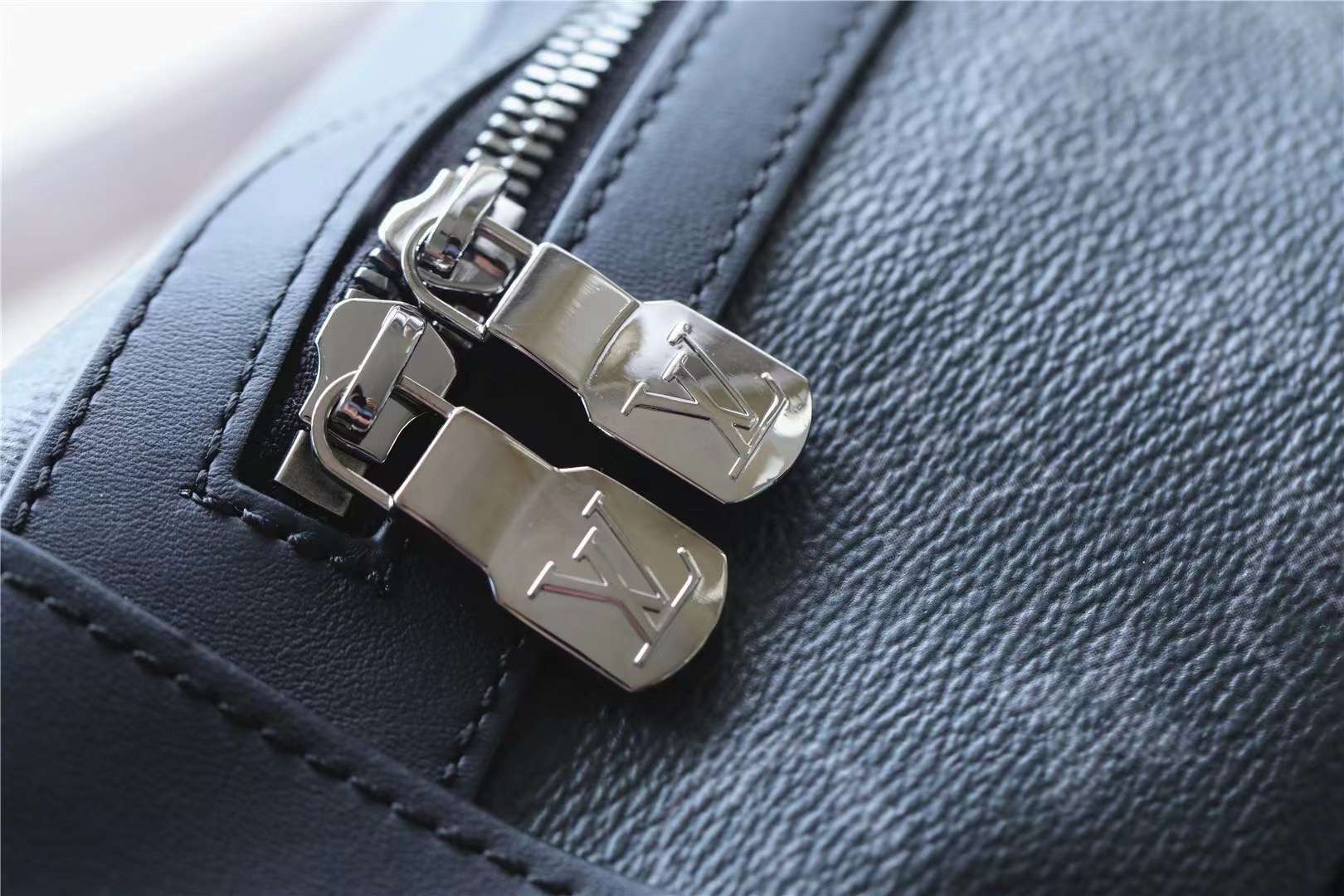 L0vis Vvtt0n Discovery Backpack Black For Men 11.4in/29cm