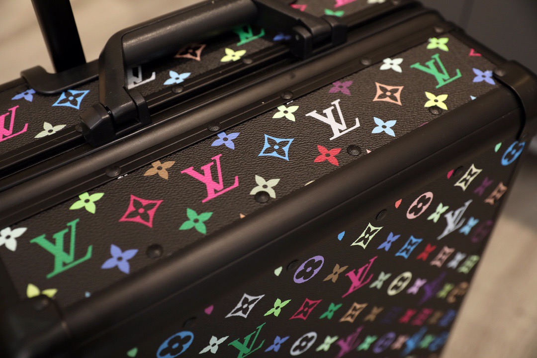 L0vis Vvtt0n Horizon 55 Black 21.7in/55cm