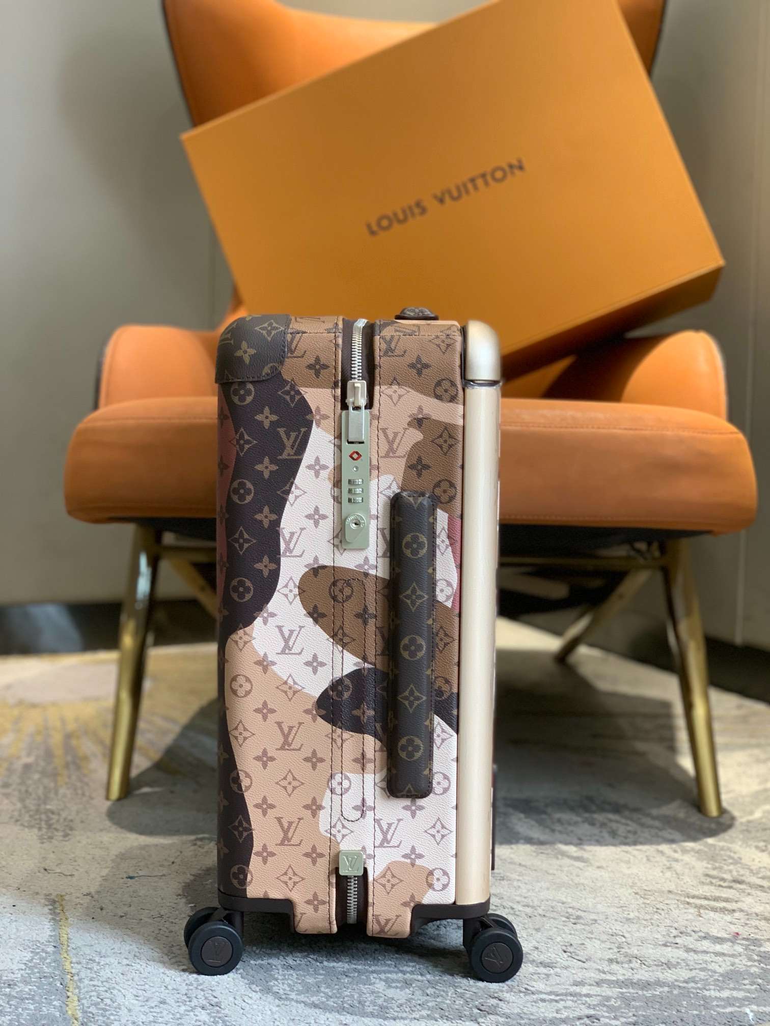 L0vis Vvtt0n Horizon Four Wheel Trolley Case Brown 21.7in/55cm