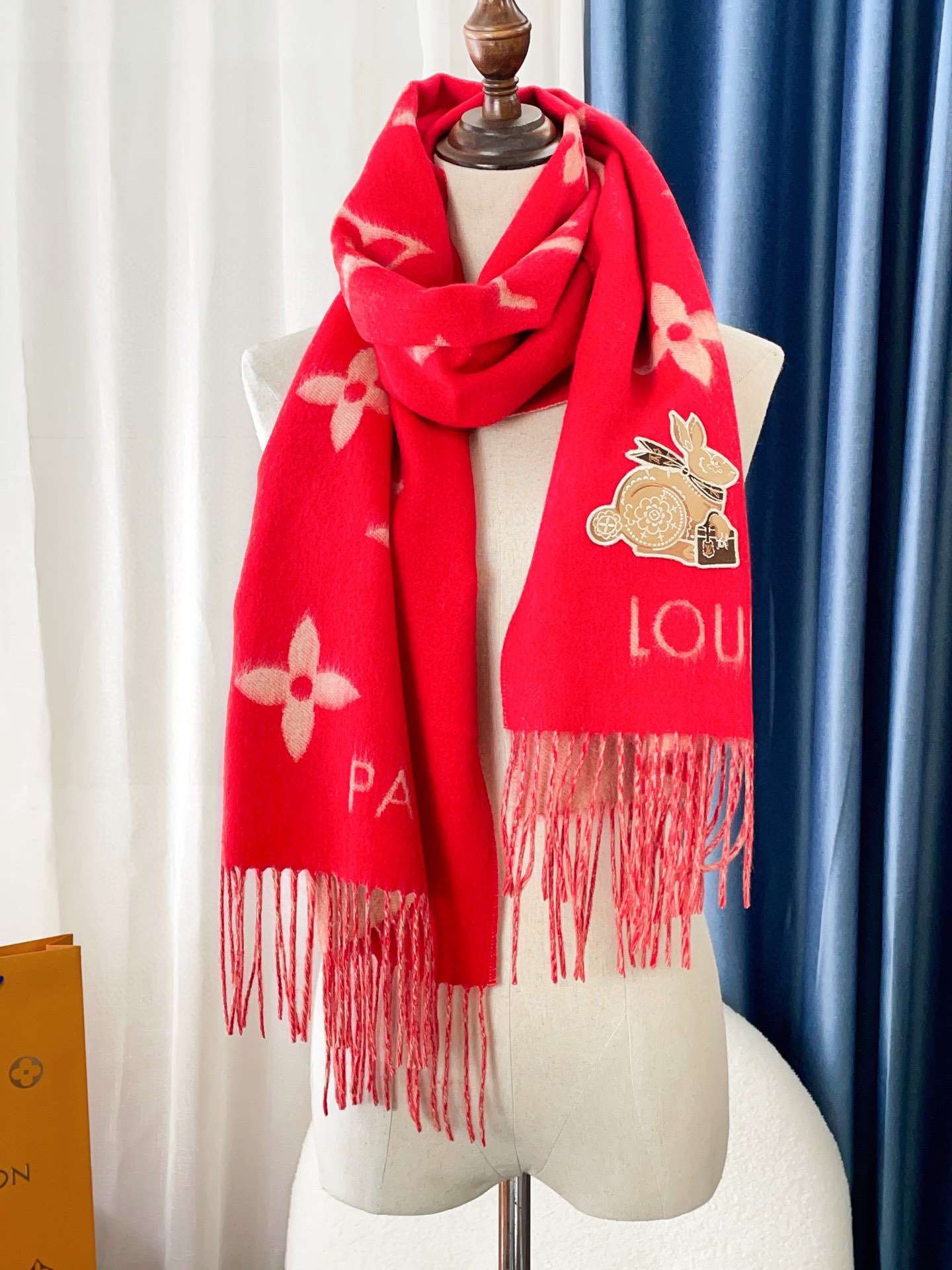 L0vis Vvtt0n Precious Rabbit LV Essential Scarf Red For Women