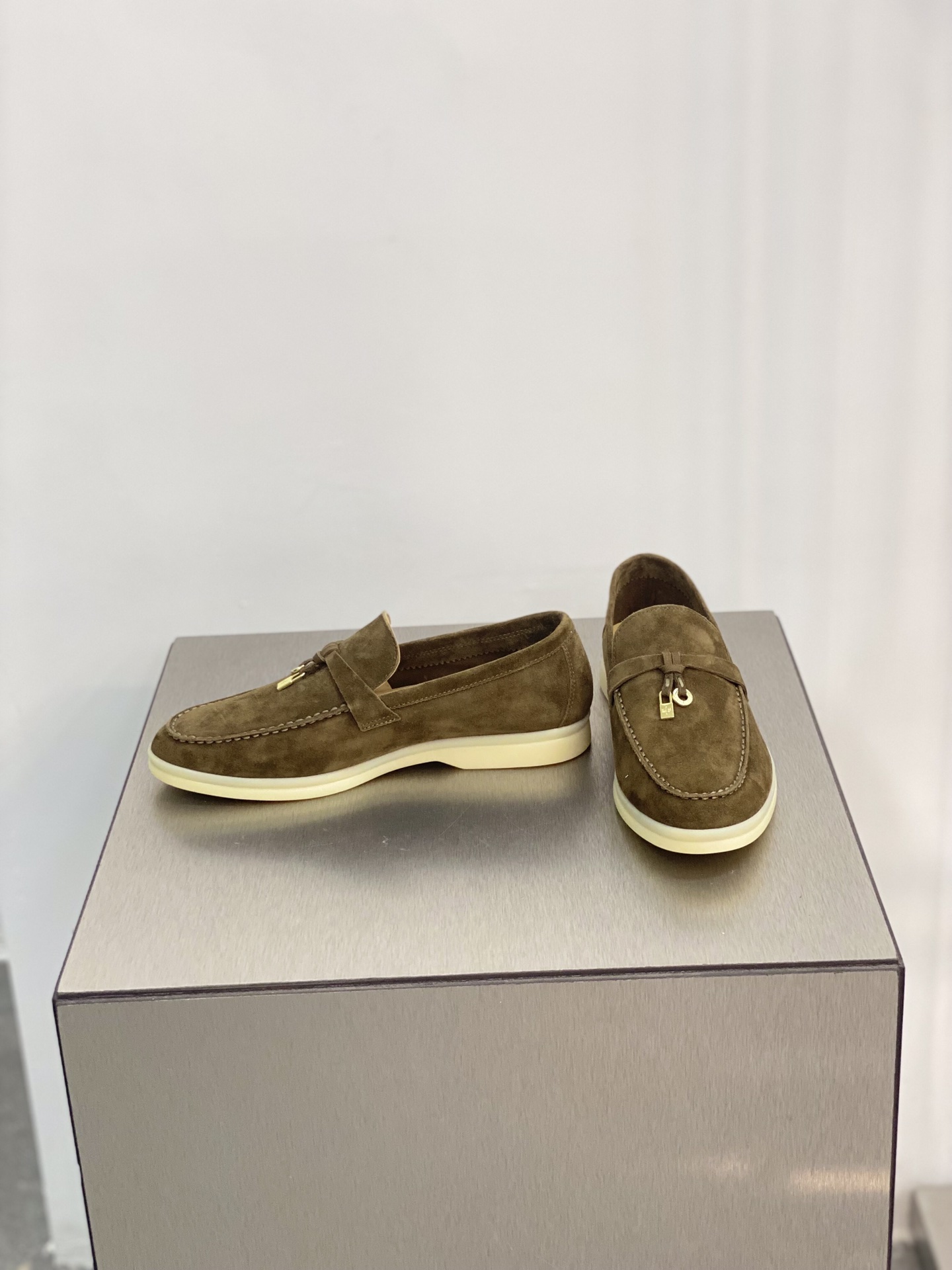 L0r0 P1ana Summer Charms Walk Loafers Tea Room For Women – FAE5444 50KY