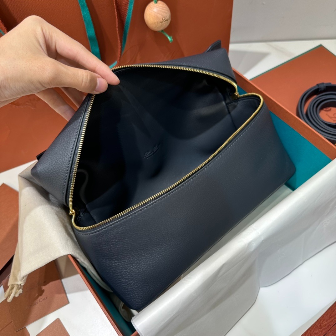 [True-to-ORIGINAL] L0r0 P1ana Extra Pocket L27 Bag Navy Blue For Women 10.6in/27cm FAN4043 W000