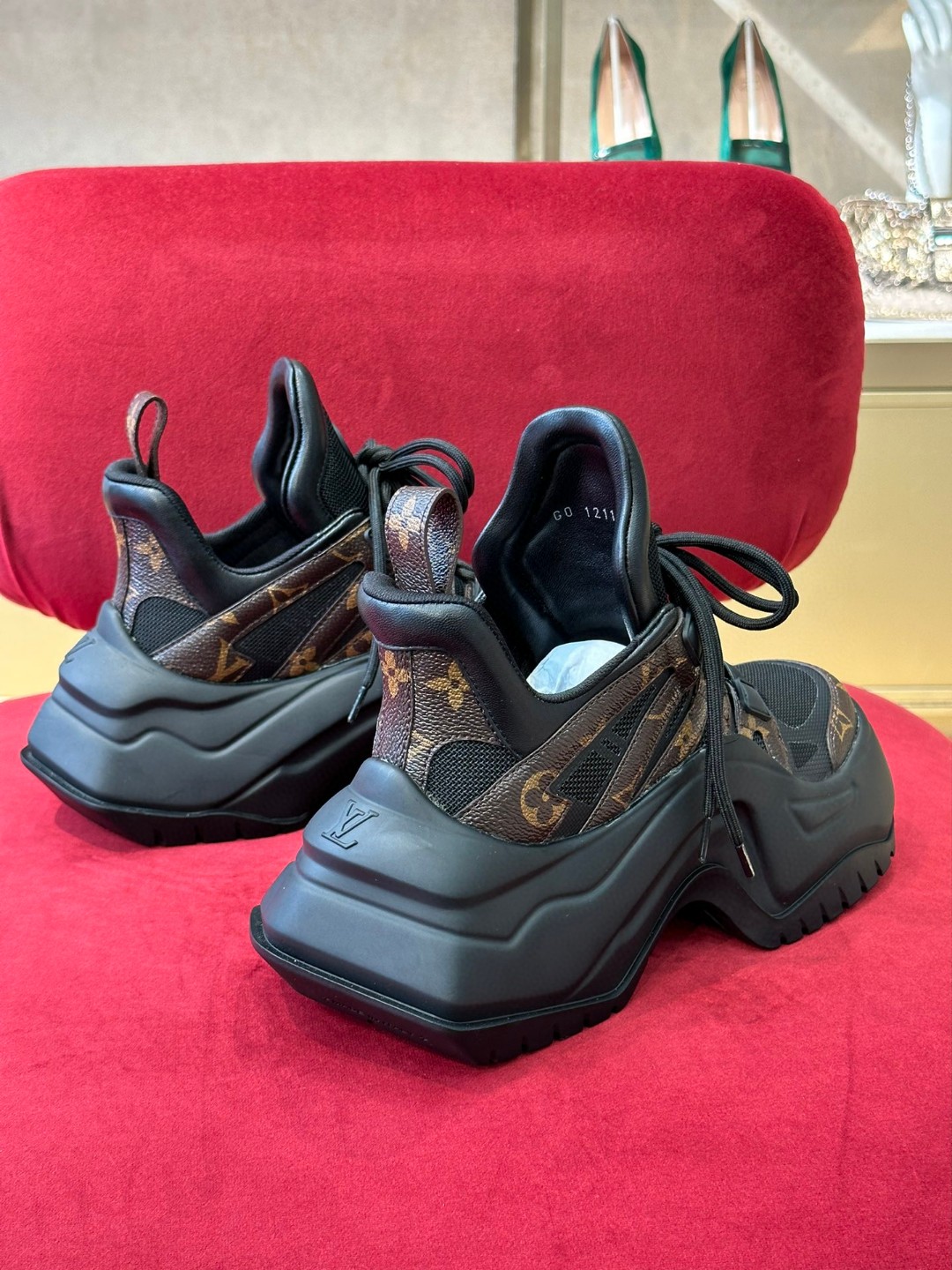 L0vis Vvtt0n LV Archlight Sneaker Black For Women 1A43LL