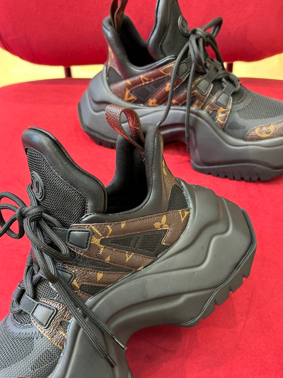 L0vis Vvtt0n LV Archlight Sneaker Black For Women 1A43LL