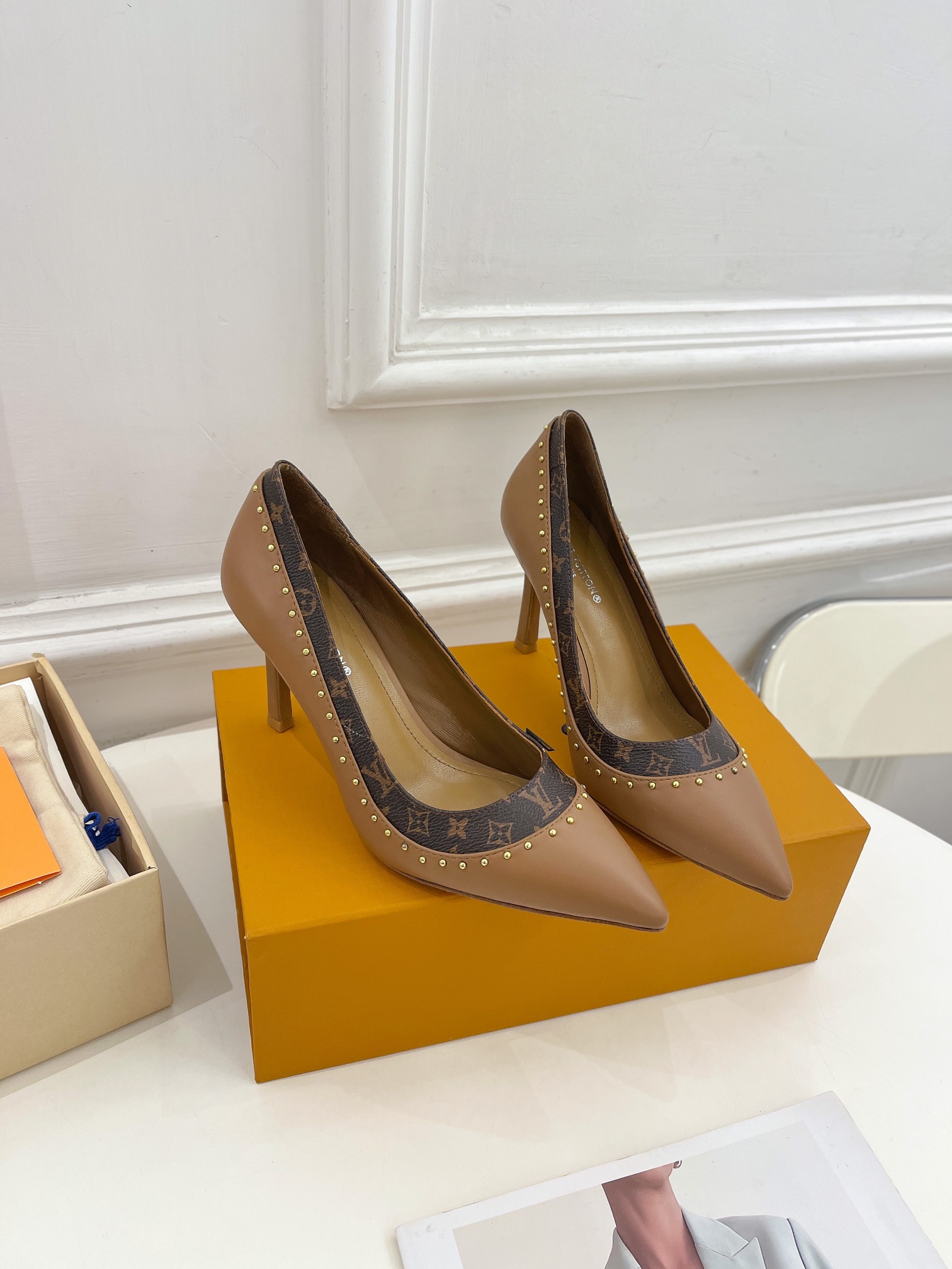 L0vis Vvtt0n Signature Pump Brown For Women 9.5/3.7in