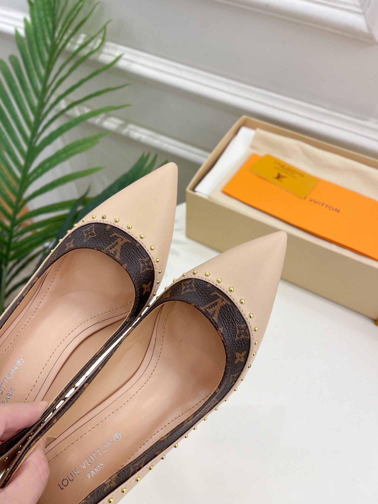 L0vis Vvtt0n Signature Pump Beige For Women 9.5/3.7in 1AACG5