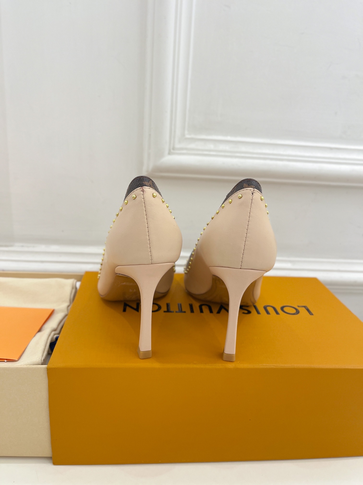 L0vis Vvtt0n Signature Pump Beige For Women 9.5/3.7in 1AACG5