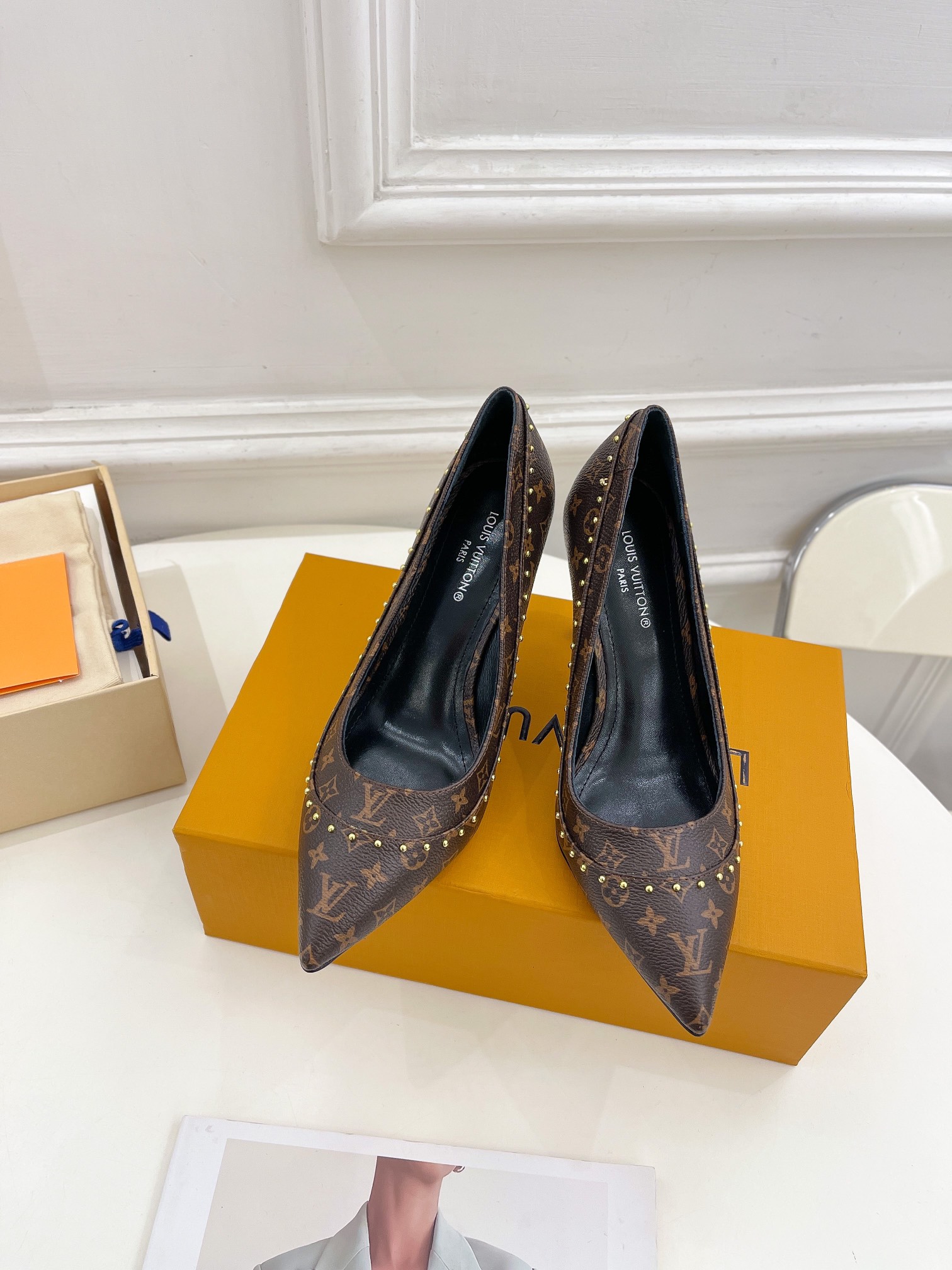 L0vis Vvtt0n Signature Pump Brown For Women 9.5/3.7in