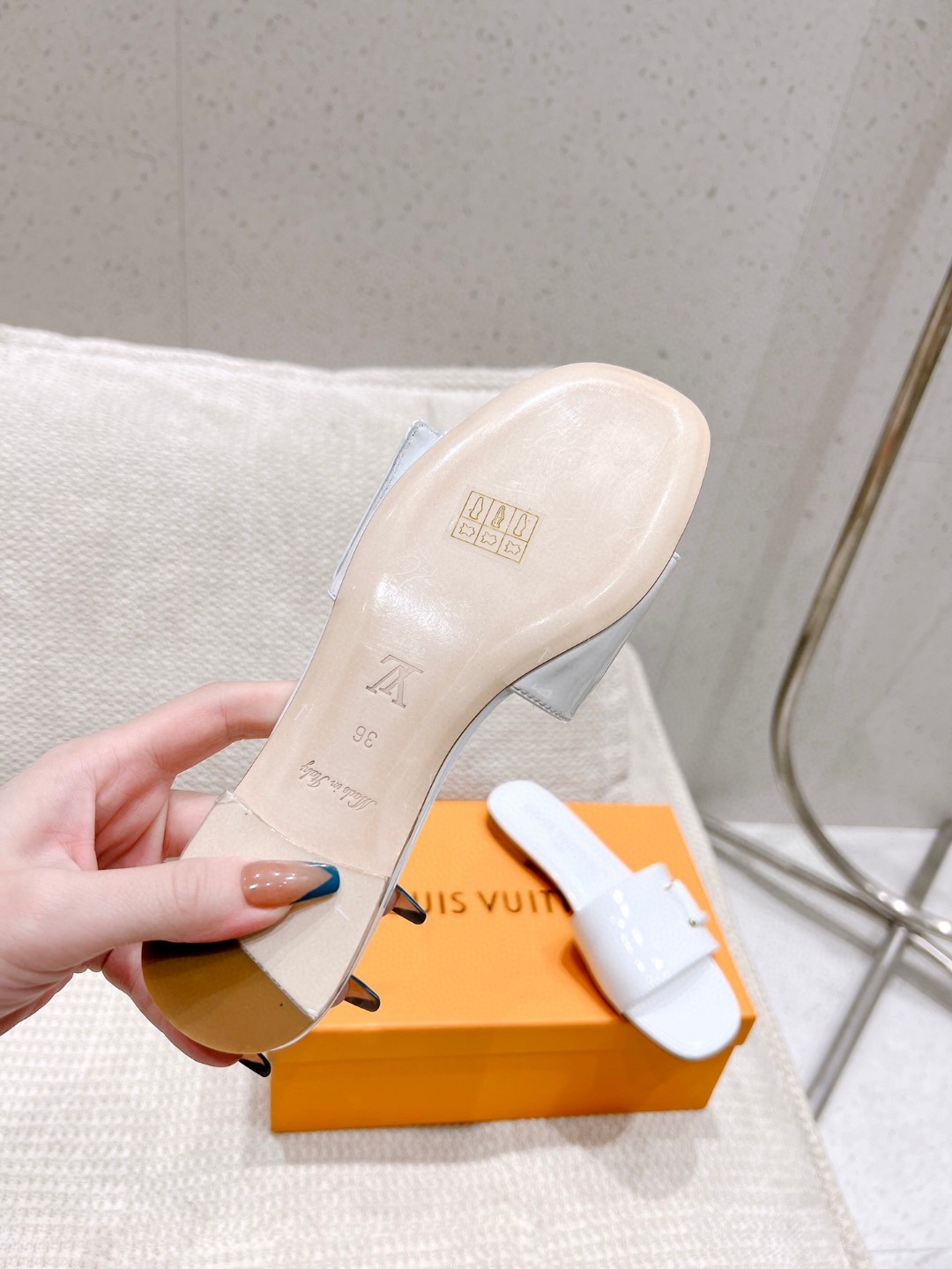 L0vis Vvtt0n Shake Flat Mule White For Women