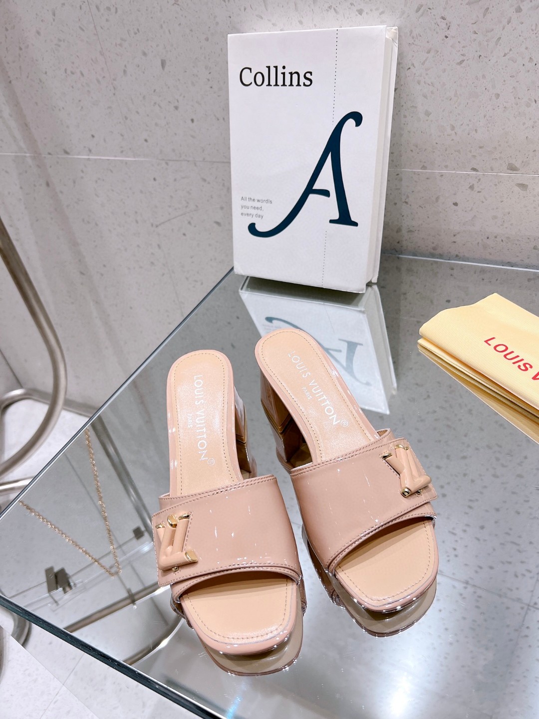 L0vis Vvtt0n Shake Mule Beige For Women