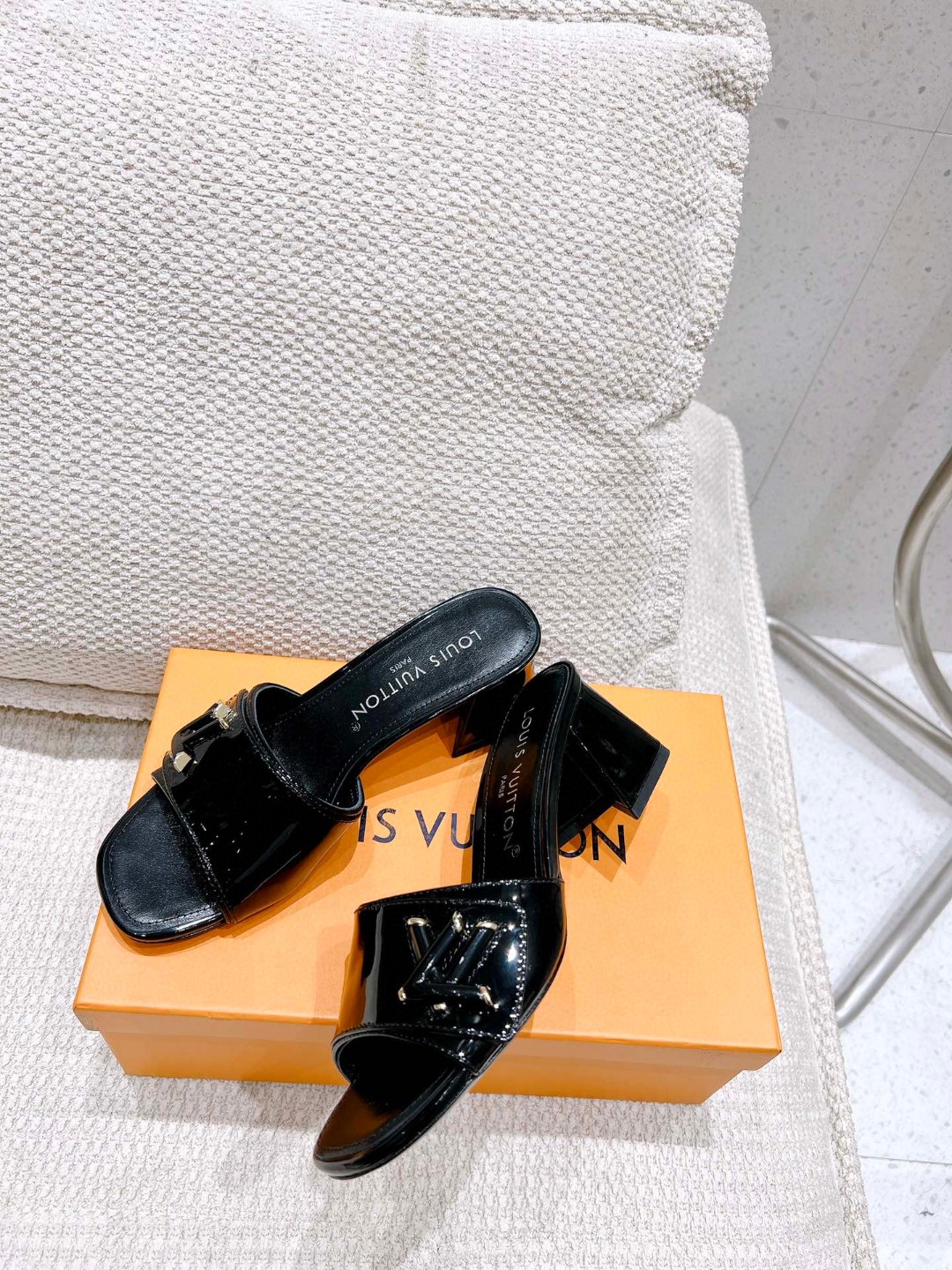 L0vis Vvtt0n Shake Mule Black For Women