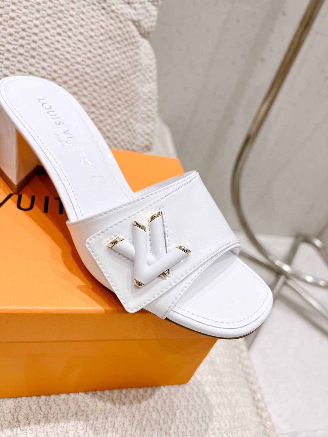 L0vis Vvtt0n Shake Mule White For Women