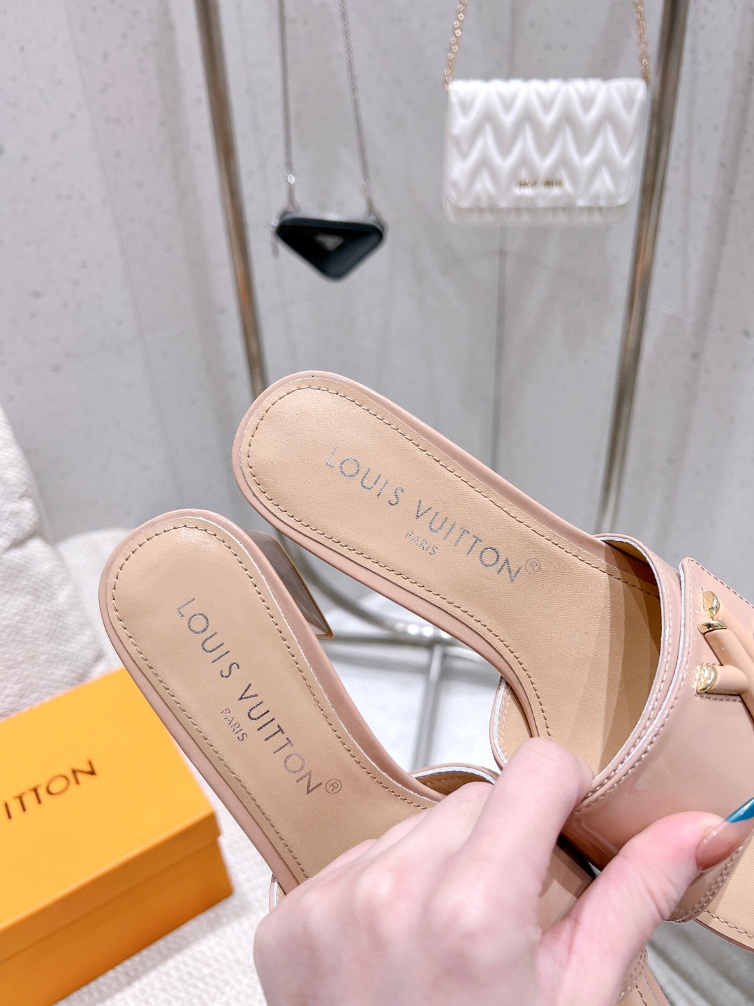 L0vis Vvtt0n Shake Mule Beige For Women