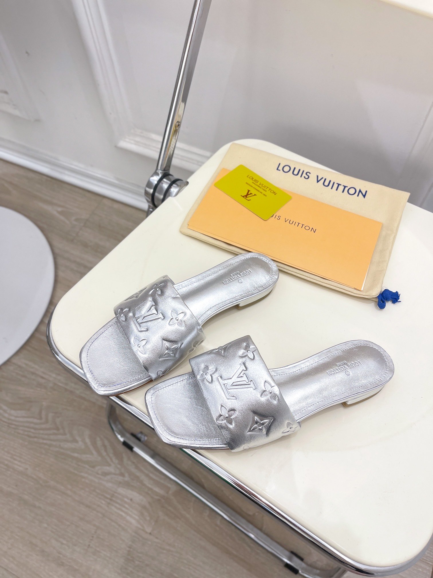 L0vis Vvtt0n Women’s Revival Flat Mule Sliver For Women LV 1A9QJG