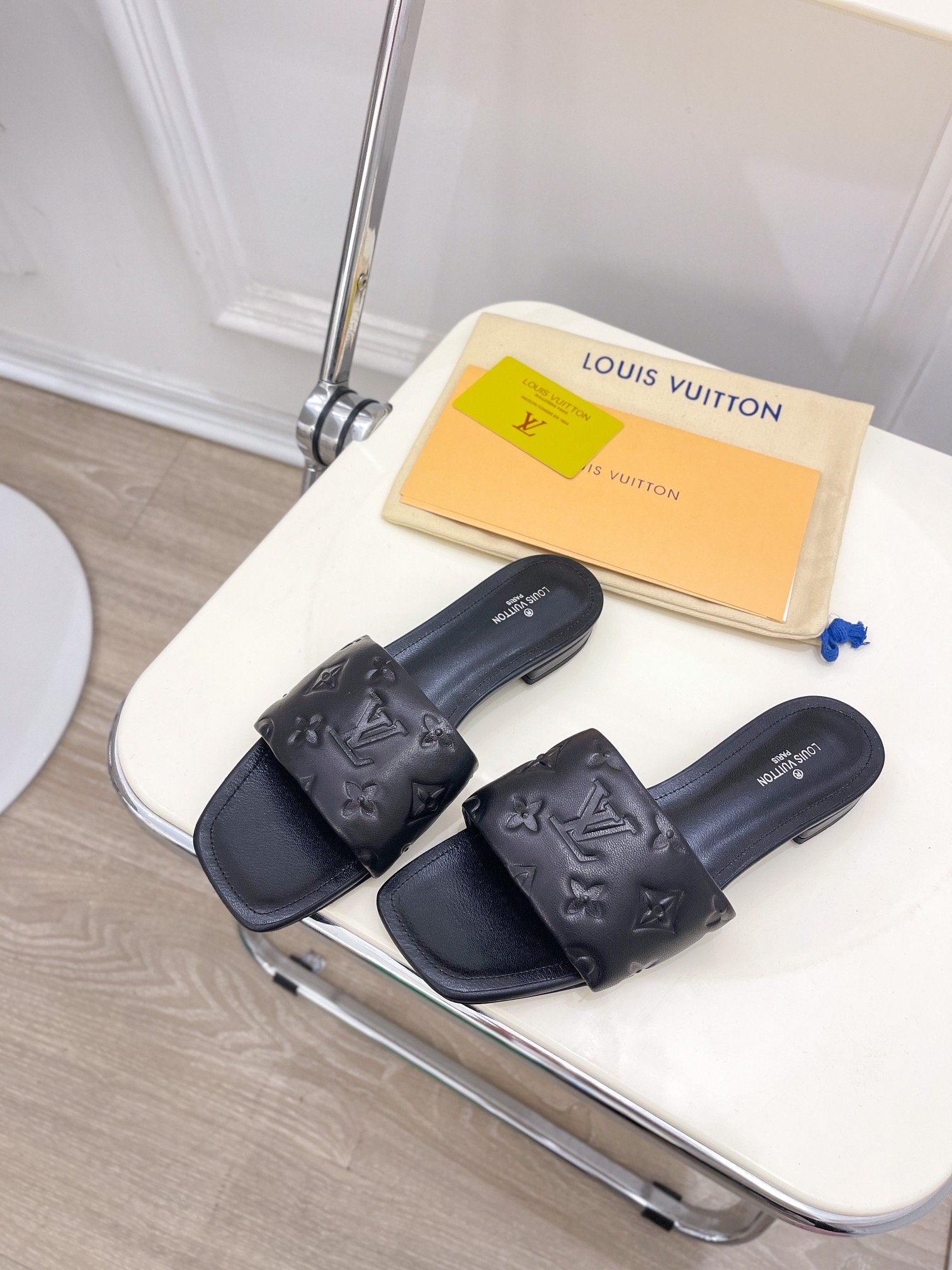 L0vis Vvtt0n Women’s Revival Flat Mule Black For Women LV 1A9P3T