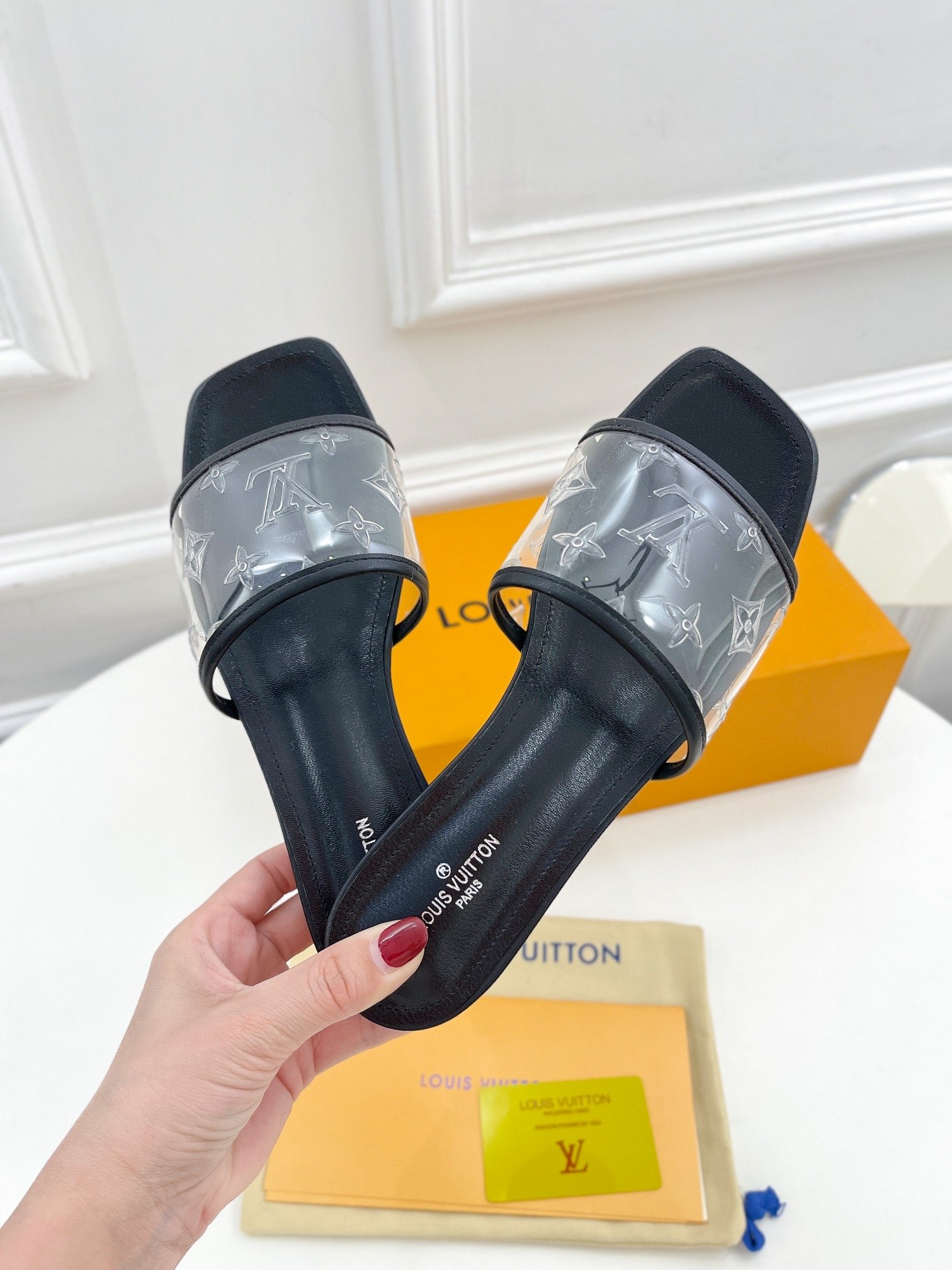 L0vis Vvtt0n Women’s Revival Flat Mule Black For Women LV