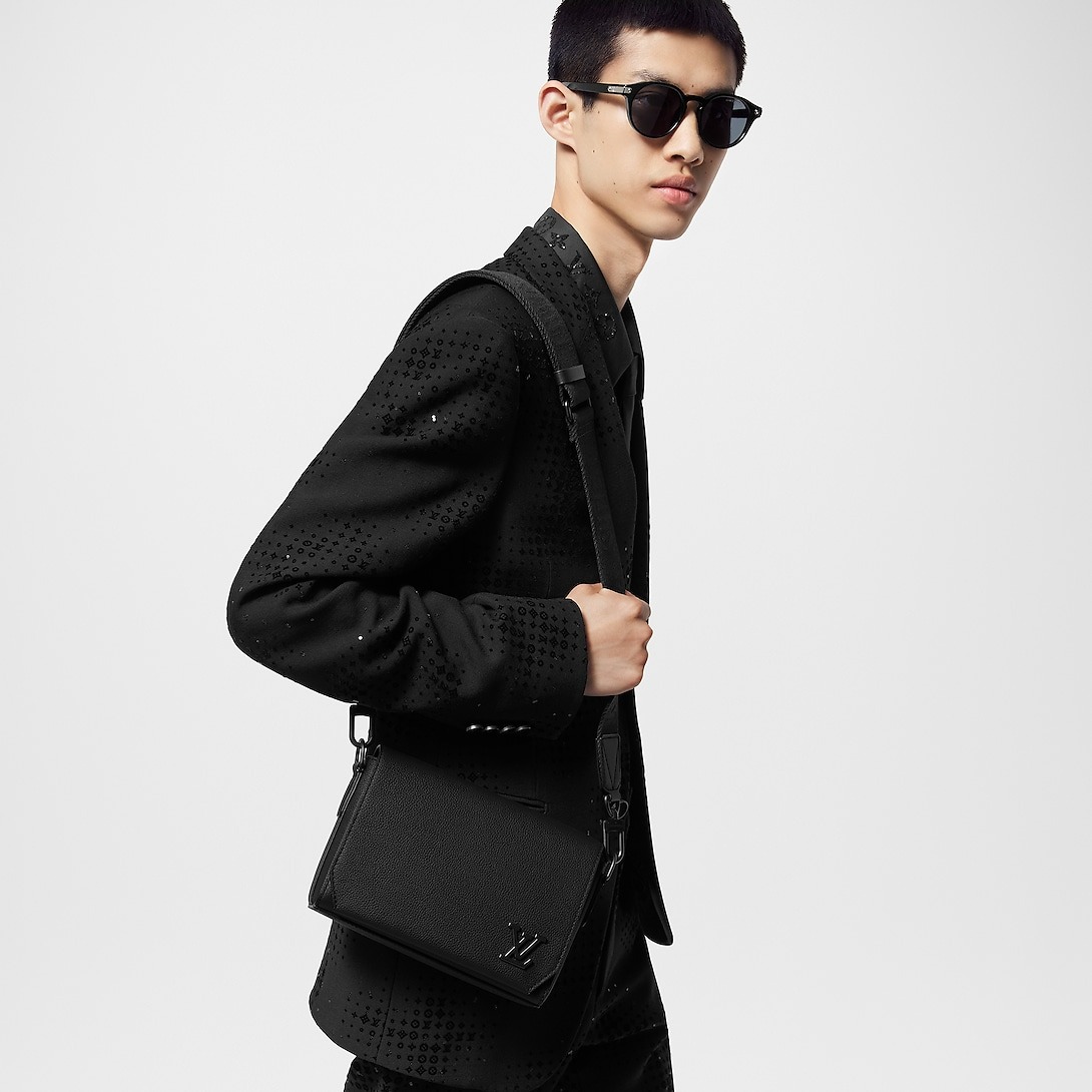 L0vis Vvtt0n Takeoff Messenger PM Noir For Men 8.7in/22cm M24769