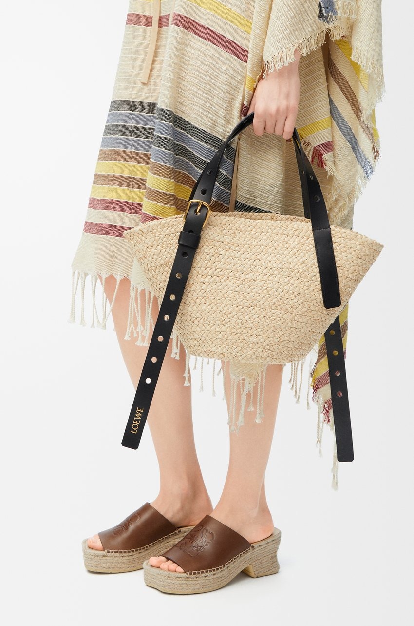 L0ew* Small Punch Hole Basket Raffia Natural For Women 22.5cm/8.9in – A223BBPX01