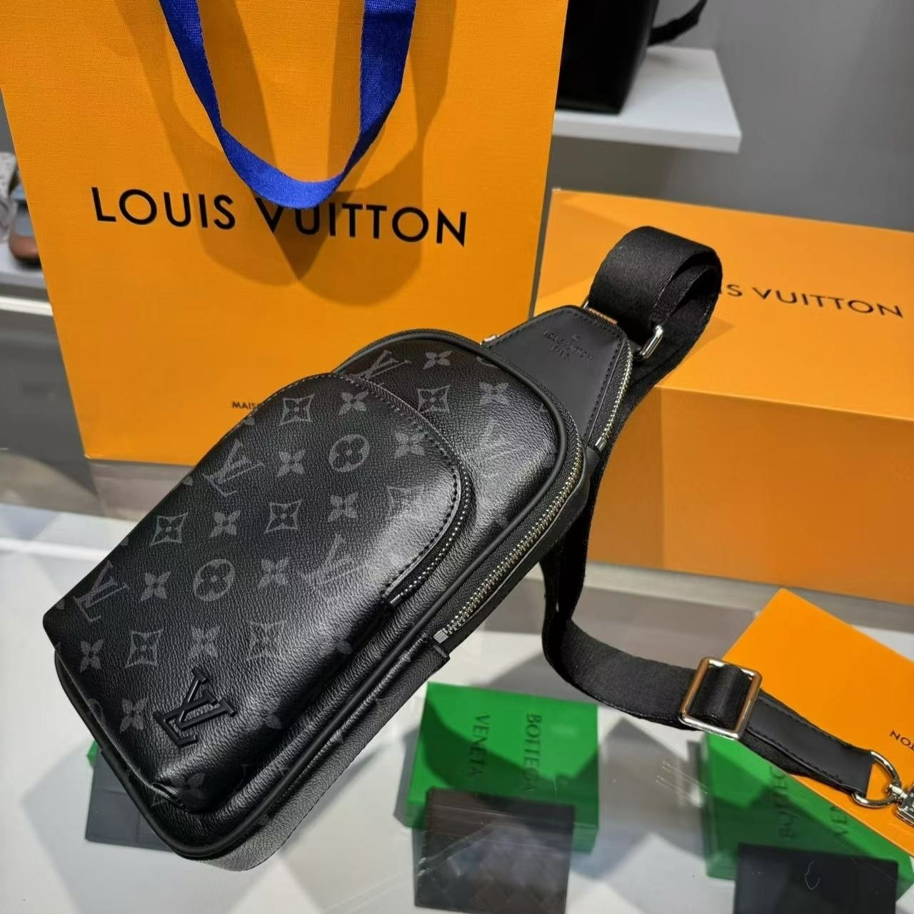 L0vis Vvtt0n Avenue NM Slingbag Black For Men 31cm/12.2in